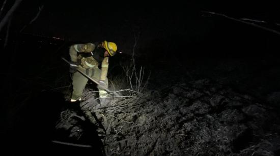 Bombero de Quito realiza labores de enfriamiento en Ilaló, el 15 de septiembre de 2024.