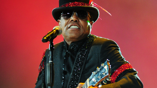 Tito Jackson actúa durante el concierto 'Michael Forever' en memoria del fallecido Michael Jackson en el Millenium Stadium de Cardiff, Gales, 2011.