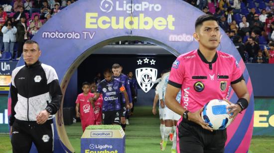 El árbitro del partido entre Independiente del Valle vs. Emelec, Bryan Loayza, fue centro de crítica de parte de los 'millonarios'.