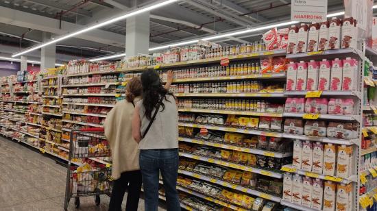 Imagen referencial de compras en un supermercado en el norte de Quito, agosto de 2024.