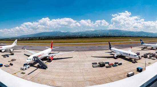 Imagen panorámica de la plataforma del Aeropuerto Internacional Mariscal Sucre de Quito. Foto referencia.