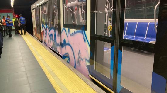 Imagen del tren número 6 del Metro de Quito que fue grafiteado el 15 de septiembre de 2024.