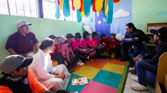 Niños atienden clases en un plantel de Cotopaxi el 8 de septiembre de 2024.