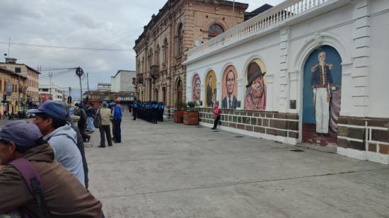 Imagen del pretil del parque central de Cayambe, el 16 de septiembre de 2024.