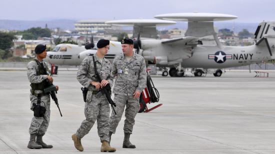 Miembros de la Fuerza Aérea de Estados Unidos patrullan su entonces base aérea en Manta, en Ecuador, el 23 de octubre de 2008.