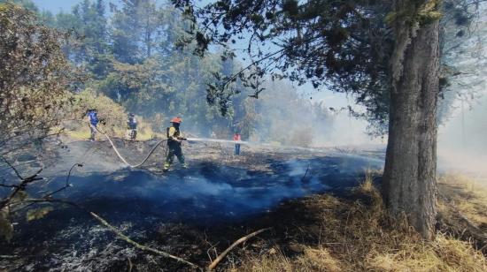 Bomberos combaten el incendio en el sector de Itulachi, en Pifo, el 4 de septiembre de 2024.