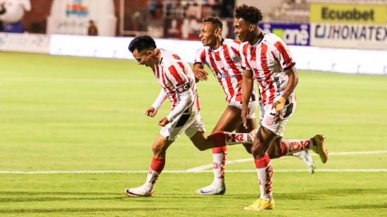 Los jugadores de Técnico Universitario celebran el gol de Diego Armas ante Libertad, el 16 de septiembre de 2024, por LigaPro.