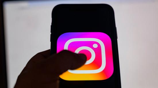 Imagen de referencia de un celular con el logo de Instagram, 2 de agosto de 2024.