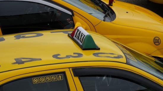 Fotografía de archivo de gremios de taxistas que protestaron por la regularización de miles de unidades de taxis, el 5 de febrero de 2024 en Quito.