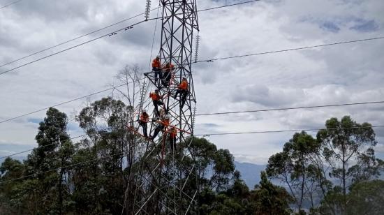 Trabajadores de la Empresa Eléctrica Quito realiza trabajos de mantenimiento en la línea de transmisión Chilibulo - Selva Alegre, el 13 de septiembre de 2024. Imagen referencial.