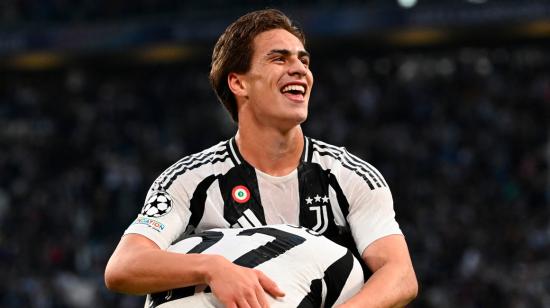 El delantero turco de la Juventus, Kenan Yildiz, celebra el primer gol de su equipo ante el PSV Eindhoven, por la Champions League, el 17 de septiembre de 2024.