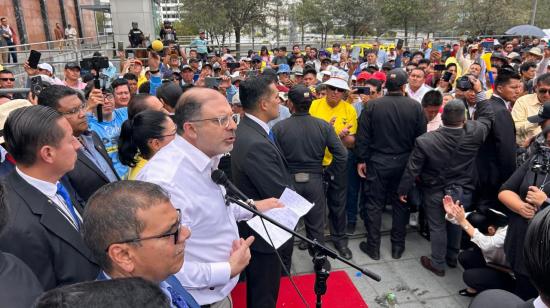 Este 17 de septimbre de 2024 el presidente de la Asamblea, Henry Kronfle, se dirigió a un grupo de taxistas que se movilizó para reclamar.