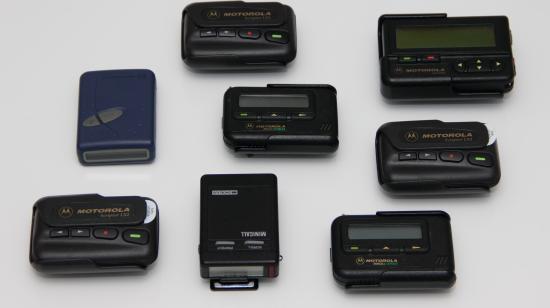 Fotografía referencial de diferentes modelos y marcas de 'beepers', también conocidos como 'pagers' o buscapersonas.