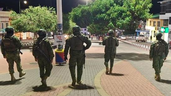 Ejército recomienda siete medidas de seguridad durante los apagones nocturnos en Ecuador