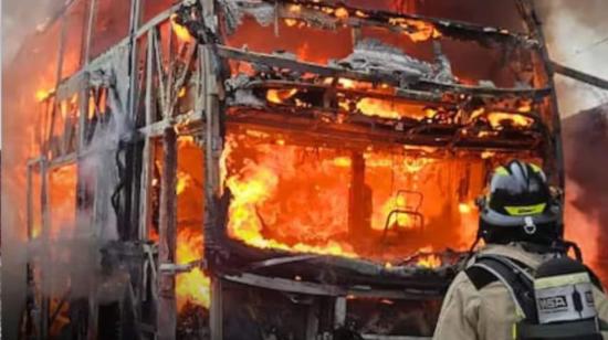 Un bus fue incendiado este 17 de septiembre en Huaquillas, provincia de El Oro, donde una persona murió y otra está herida.