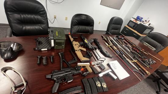 Rifles, pistolas y municiones tipo airsoft (no letales) junto a cuchillos, espadas y otras armas falsas que estaban en manos de un niño de 11 años en Florida, Estados Unidos, el 16 de septiembre de 2024.