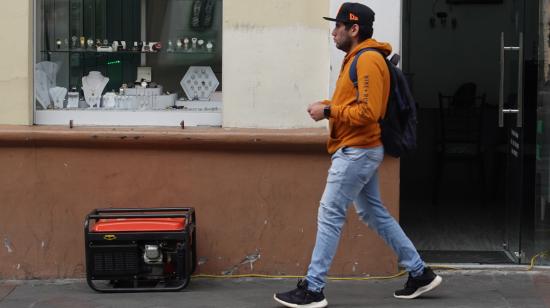 Un generador de luz afuera de un local comercial durante los apagones, 14 de abril de 2024.