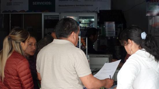 Un local comercial atendiendo durante los cortes de luz, 22 de abril de 2024.