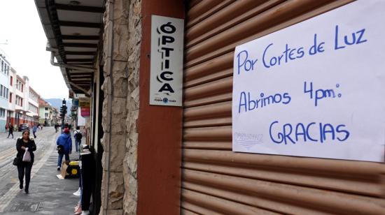 Un local anunciando que por los cortes de luz abrirán más tarde, 22 de abril de 2024.