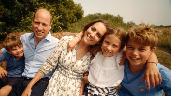 El príncipe William y la princesa Kate junto a sus hijos, en una imagen difundida el 9 de septiembre de 2024.