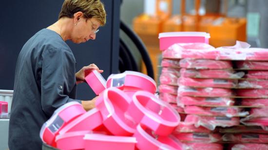 Fotografía de archivo que muestra a una empleada de Tupperware Brands Corporation en una fábrica en Francia, el 27 de agosto de 2013.