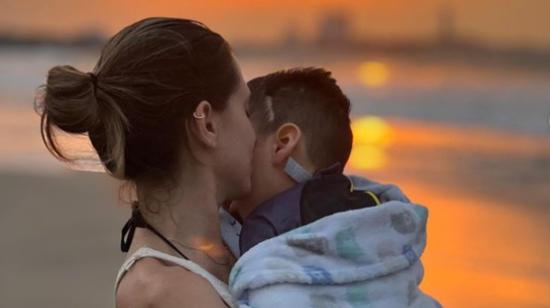 Karime Borja y su hijo Mateo, durante una visita a la playa.