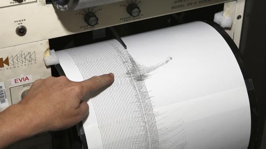 Fotografía referencial de un sismógrafo que registra un temblor y lo marca en una hoja de papel.