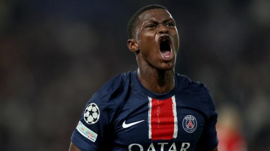 El defensa portugués, Nuno Mendes, celebra después de marcar con el Paris Saint-Germain ante el Girona por Champions League, el 18 de septiembre de 2024.