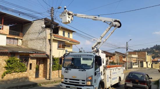 Un trabajador de la Empresa Eléctrica Regional del Sur realiza trabajos de mantenimiento en el sector Colinas de Pucará, en Loja, el 17 de septiembre de 2024.