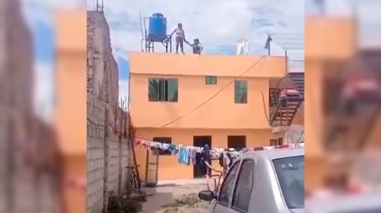 Mujer intentó arrojarse al vacío desde la terraza de su casa en Riobamba