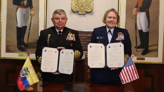 La almirante Linda L. Fagan, Comandante de la Guardia Costera de EE.UU., y el almirante Miguel Córdova, Comandante General de la Armada de Ecuador, en su reunión del 18 de septiembre.