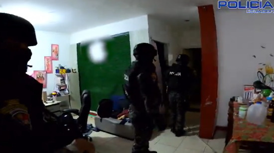 Policías realizaron allanamientos en Santo Domingo, Ecuador, en operativo a gran escala contra ciberdelitos, el 19 de septiembre de 2024.