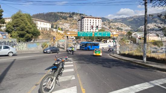 Personal de la Agencia Metropolitana de Tránsito guía a los vehículos tras el cierre en la avenida Velasco Ibarra y Pichincha, el 19 de septiembre de 2024.