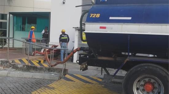 Sur de Guayaquil sigue sin agua y tanqueros abastecen al hospital del Guasmo