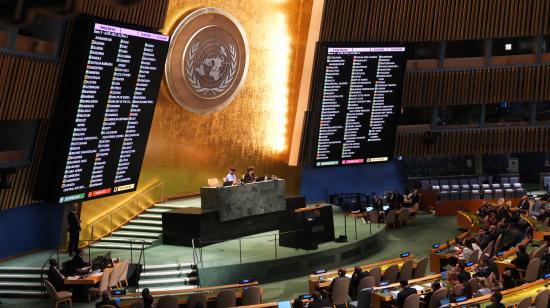 Pantallas instaladas en la Asamblea General de las Naciones Unidas en Estados Unidos muestran los resultados de votación en torno a una resolución sobre las consecuencias legales de las acciones de Israel en Territorios Palestinos, el 18 de septiembre de 2024.