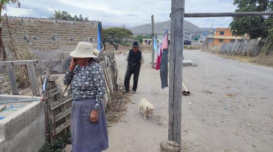 Dos habitantes de Rumicucho, en San Antonio de Pichincha, el 19 de septiembre de 2024.