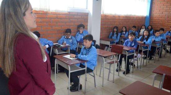 Clases en la Unidad Educativa Otto Arosemena Gómez, en Cuenca.