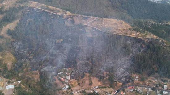 Incendio forestal en el sector  de Guangopolo, en el nororiente de Quito.