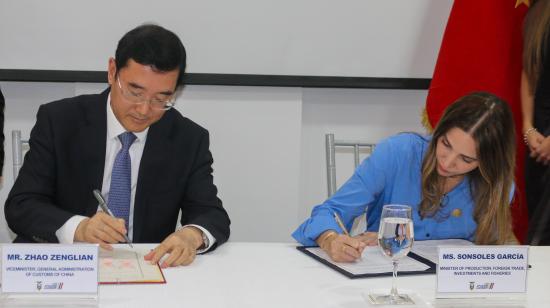 Viceministro de la Administración General de Aduanas de China, Zhao Zenglian, y la ministra de Producción de Ecuador, Sonsoles García, firman un memorando sobre inocuidad alimentaria.