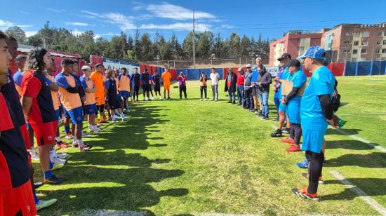 El plantel de Deportivo Quito habla en la cancha del complejo de Carcelén, el miércoles 18 de septiembre de 2024.