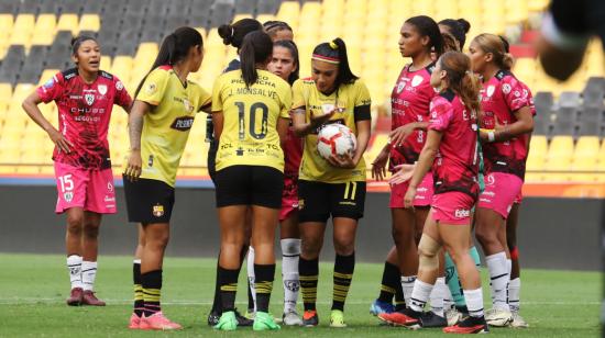 Las jugadoras de Barcelona SC y Dragonas en la final de ida de la Superliga femenina, el 14 de septiembre de 2024.