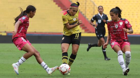 Jugadoras de Barcelona SC y Dragonas IDV disputan un balón en la final de ida de la Superliga femenina, el 14 de septiembre de 2024.