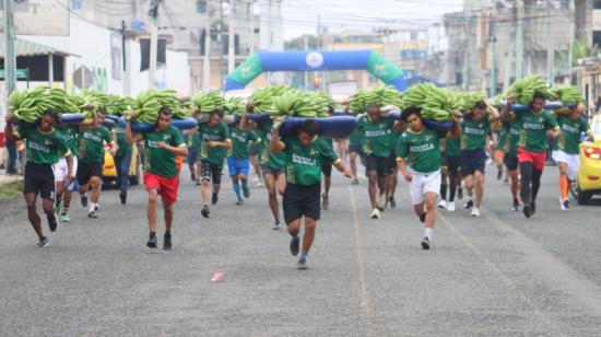 Trabajadores de haciendas y fincas bananeras participan en una competencia, este 20 de septiembre, en Machala, provincia de El Oro.