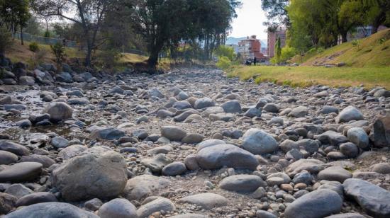 El río Tomebamba de Cuenca se mantiene en niveles de estiaje este 20 de septiembre de 2024 por la falta de lluvias, en el día 70 de sequía hidrológica.