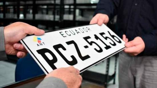 Desde el 2025, los carros de Ecuador tendrán nuevas placas para evitar su adulteración