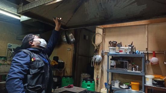 Un técnico de Arcsa inspecciona uno de los locales de comida, en Cuenca, clausurados por falta de higiene este 20 de septiembre de 2024.