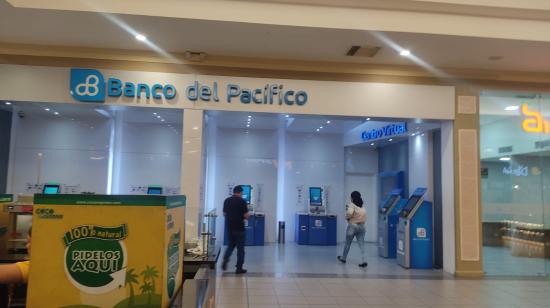 Imagen referencial de una agencia bancaria en un centro comercial del norte de Guayaquil, 20 de septiembre de 2024.