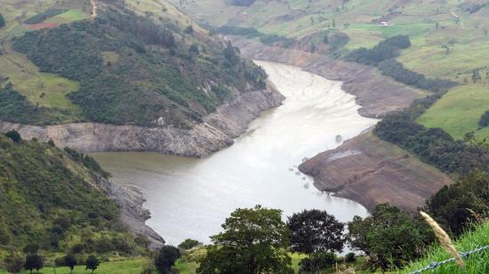 Caída de agua en el embalse de Mazar, ubicado en Azuay. El 17 de septiembre de 2024.