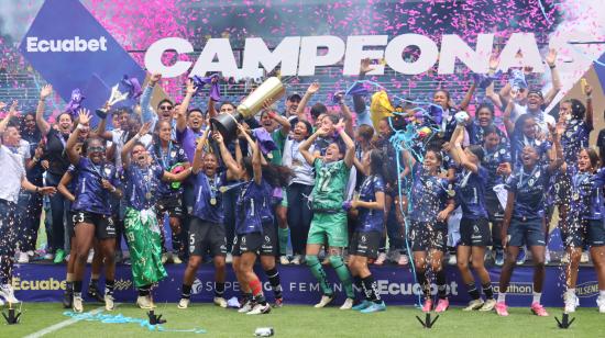 Las jugadoras de Dragonas celebran tras lograr el título de la Superliga femenina, este sábado 21 de septiembre de 2024.