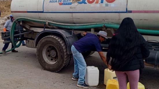 Un tanquero de Epmas repartiendo agua en el sur de Quito.